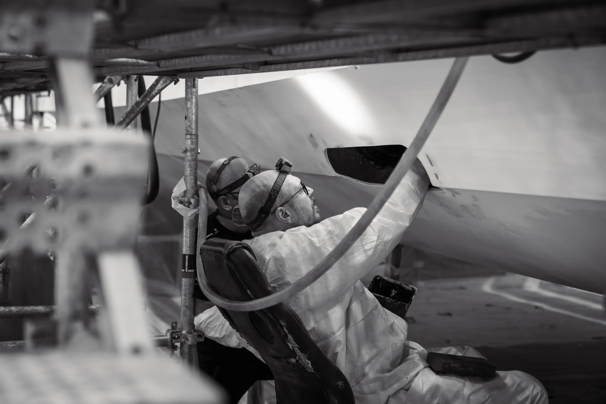 Artisans au travail sur chantier naval de course au large — Cabuya Watercraft Plouhinec